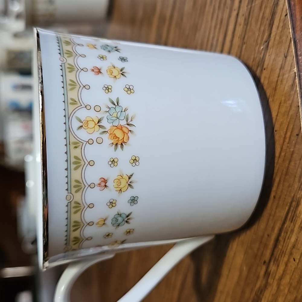 GARDEN BOUQUET - 4 Vintage Flat Cups - Fine China of Japan - Gold Trim - Picture 4 of 9